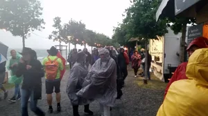 20190615_202419 Der Sturm peitscht an die Bühlerallee zwischen Curtiplatz und Kapuzinerzipfel., Die dunklen Wolken ziehen hinter dem Kapuzinerzipfel auf., Nur Mike Sterki aus Rapperswil konnte am Samstag auf der kleinsten Bühne spielen., Die Wellen schlagen am Blues'n'Jazz auf., Die Bluesrocker King King eröffneten das Blues'n'Jazz am Samstag., Alan Nimmo, der Leadsänger von King King, trat im Schottenrock auf. , Trotz Regen drängten sie die Besucher vor der Bühne., Zuhörer sammeln nach den gröbsten Böen: Nik West auf dem Fischmarktplatz., Auf dem Hafenzipfel muss wegen des Sturms alles dingfest gemacht werden. , An der Bühlerallee waren die Böen besonders gut zu spüren., Der Sturm treibt den See zu Wellen an., Nik West liefert mitreissende Musik und eine extravagante Frisur., Nik West mit ihrer Band im vollen Einsatz., Am Freitag blieb alles trocken: Traktorkestar mischt sich unters Publikum., Traktorkestar - hier ohne Stephan Eicher - lieferte mitreissende Bläsereinsätze.