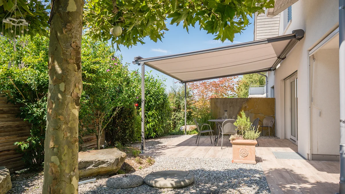 storen2 Eine Pergola als eleganter Sonnenschutz im Garten.