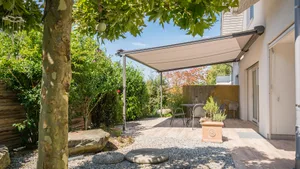 storen2 Eine Pergola als eleganter Sonnenschutz im Garten.
