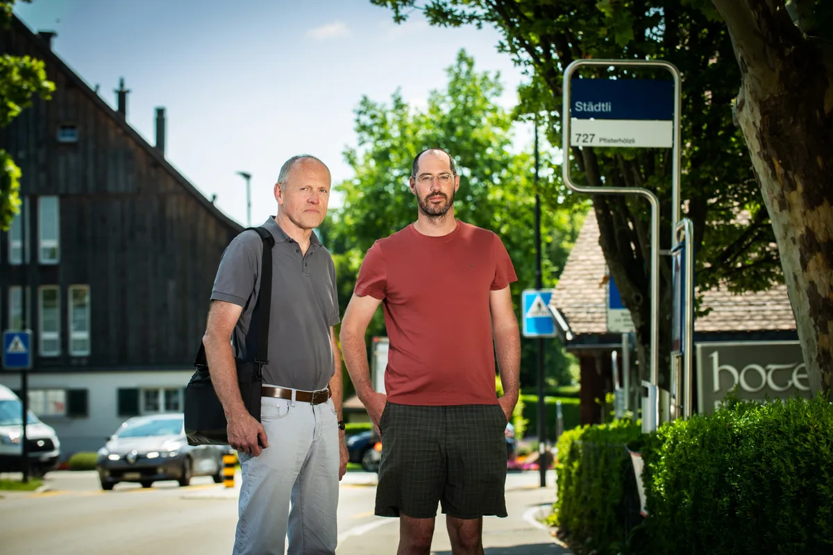 greifensee_17062019_gesamtverkehrskonzept_sbo_2 Professor Klaus Zweibrücken (l.)und Gemeinderat Thomas Honegger (Grüne) an der Stationsstrasse (Erweiterung Greifenseestrasse)., Beim Knotenpunkt Stationsstrasse und Dorfstrasse kommt es oft zu heiklen Situationen zwischen den Verkehrsteilnehmern., Auch auf der Seestrasse wurden Schwächen des Verkehrsnetz Greifensee ausgemacht., Auf der Tumigerstrasse wird oft zu schnell gefahren.