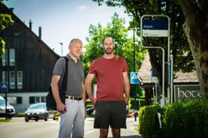 greifensee_17062019_gesamtverkehrskonzept_sbo_2 Professor Klaus Zweibrücken (l.)und Gemeinderat Thomas Honegger (Grüne) an der Stationsstrasse (Erweiterung Greifenseestrasse)., Beim Knotenpunkt Stationsstrasse und Dorfstrasse kommt es oft zu heiklen Situationen zwischen den Verkehrsteilnehmern., Auch auf der Seestrasse wurden Schwächen des Verkehrsnetz Greifensee ausgemacht., Auf der Tumigerstrasse wird oft zu schnell gefahren.