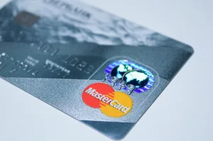 25_pixabay_1647376 Ein Angestellter, der die Mastercard seines Arbeigebers mehrfach privat einsetzte, wurde vom Bezirksgericht Hinwil verurteilt.