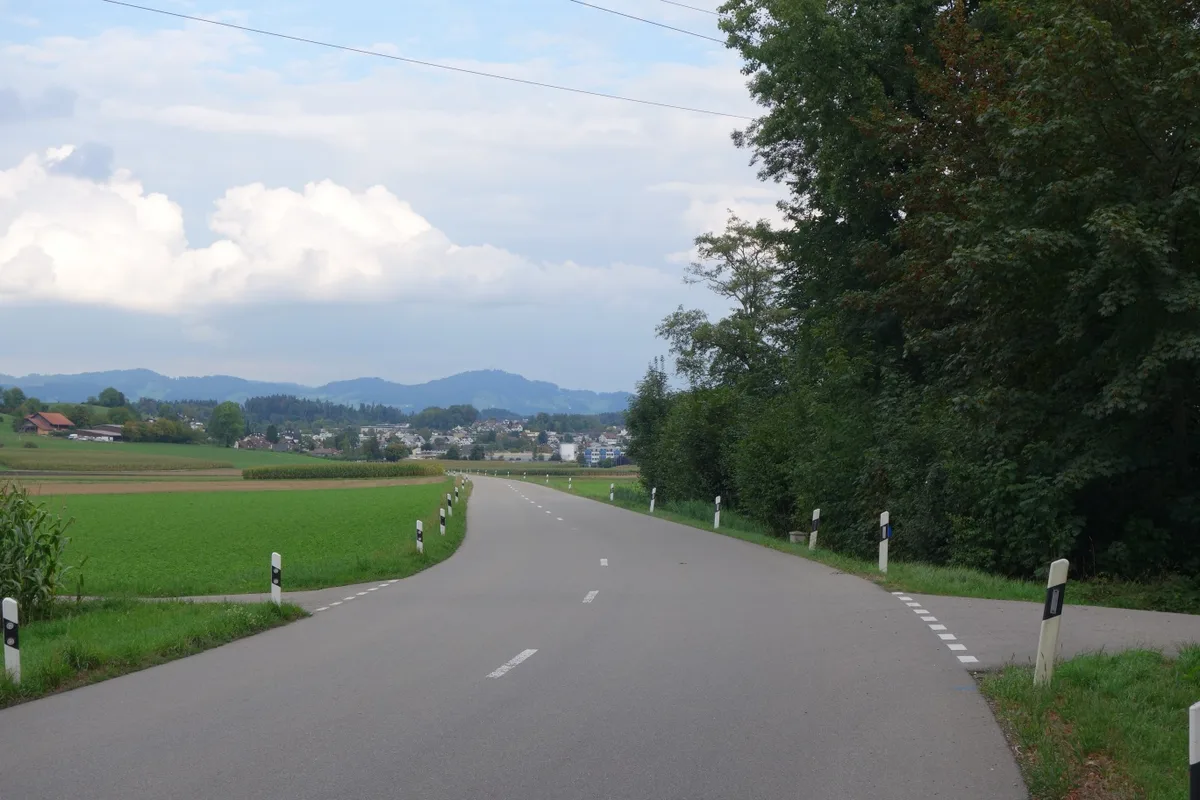 Auf dieser Strasse zwischen Mönchaltorf und Gossau (im Hintergrund) fand das gefährliche Überholmanöver statt.