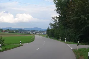 25_gossaufall77 Auf dieser Strasse zwischen Mönchaltorf und Gossau (im Hintergrund) fand das gefährliche Überholmanöver statt.