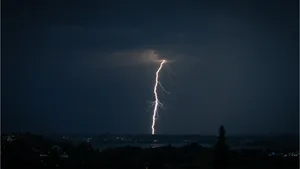 peter_strohmeier Platz 1 mit 68 Stimmen: Blitz über dem Pfäffikersee, Platz 2 mit 57 Stimmen:Blitzgewitter am Greifensee in Uster, Platz 3 mit 12 Stimmen: Handzahmes Wasserfröschli, Platz 4 mit 11 Stimmen:Doppelregenbogen in Bubikon, Platz 5 mit 8 Stimmen: Fütterung der Blässhühner im Griespark Volketswil