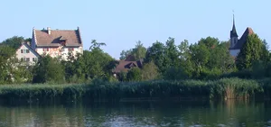 greifensee_schloss_und_kirche Nichts zu beanstanden hatten die Stimmberechtigten an der Gemeindeversammlung Greifensee: Sie winkten beide Geschäfte durch., Gemeindepräsidentin Monika Keller (FDP) führte durch die Greifenseer Gemeindeversammlung., Finanzvorstand Bruno Schaerli (Aktion G) erklärte das Plus der Jahresrechnung., Gemeinderat Markus Bauer (Aktion G) präsentierte das Geschäft zum Druckerhöhungspumpwerk Wildsberg.