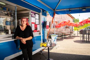 moenchaltorf_25062019_silbergrueb_sbo_1 Bettina Lukawsky betreibt seit einem Monat den Imbissanhänger und bewirtet die Gäste im Chalet., Lukawsky hat die gesamte Infrastruktur von ihrem Vorgänger gemietet., Punkt 12 Uhr bleibt die Anlage verwaist, so schlecht lief es bereits dem Vorgänger., An Etappen der Siedlung Silbergrueb wird immer noch gebaut..., ...doch die Bauarbeiter essen nur selten bei Lukawsky., Das Chalet bietet Hüttenatmosphäre., Mit der neuen Popcornmaschine will Lukawsky weitere Gäste anlocken.