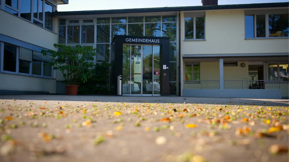 gemeindehaus_wa-brue Bei der Unterbringung in gemeindeeigene Wohnungen haben Familien oberste Priorität. Im Bild das Gemeindehaus., Das Durchgangszentrum in Volketswil wird Ende Jahr geschlossen.