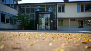 gemeindehaus_wa-brue Bei der Unterbringung in gemeindeeigene Wohnungen haben Familien oberste Priorität. Im Bild das Gemeindehaus., Das Durchgangszentrum in Volketswil wird Ende Jahr geschlossen.