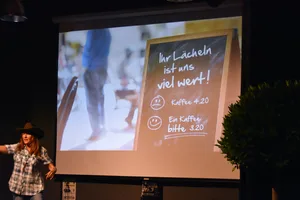 sei_0700 Der Arbeitgeberanlass fand zum Thema «Humor im Business» statt, Yvonne Villiger wurde als Expertin für Business-Humor bezeichnet. Sie ist auch Buchautorin und tritt meist im Cowgirlstyle auf., Marcel Langhi, Leiter des RAV Uster, moderierte den Anlass., Yvonne Villiger (mitte) und Jenny Hofmann Humorforscherin des Psychologischen Institut der Uni Zürich (rechts)., Jenny Hofmann, Humorforscherin Psychologisches Institut Universität Zürich, illustrierte ihr Referat. , Die orangen «Antistressballone» von Yvonne Villiger.
