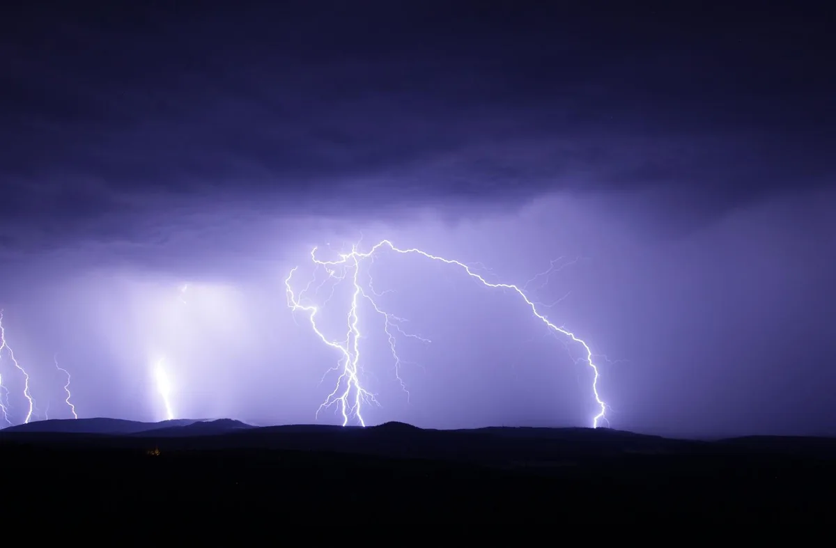 flash-1455285_1920 Die Gewitter brachten nicht nur viele Blitze, sondern auch grosse Niederschlagsmengen.