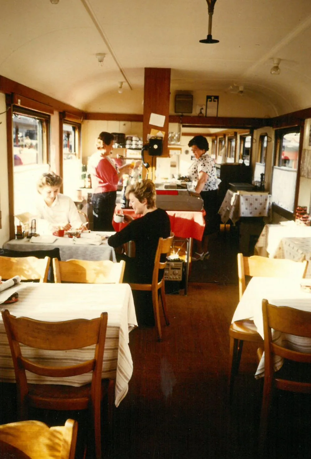 Während Umbauten 1988 wurde das Restaurant in Bahnwagen umgesiedelt. (Wetzipedia)