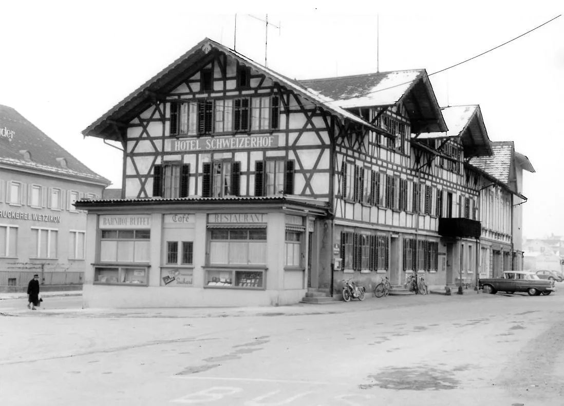 So sah das Gebäude am Bahnhof in Wetzikon 1963 aus. (Wetzipedia)