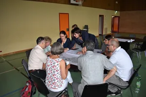 sei_0726 Gemeindepräsidentin Monika Keller (FDP) diskutiert in ihrer Gruppe., Klaus Zweibrücken (im weissen Hemd) ist als Verkehrsplaner wesentlich am Gesamtverkehrskonzept beteiligt., Gemeinderat Thomas Honegger (Grüne) vereinte an seinem Tisch die Tempo-30-Befürworter., 36 Teilnehmer machten am Samstagmorgen am Workshop in der Turnhalle Breiti mit., 36 Teilnehmer machten am Samstagmorgen am Workshop in der Turnhalle Breiti mit.