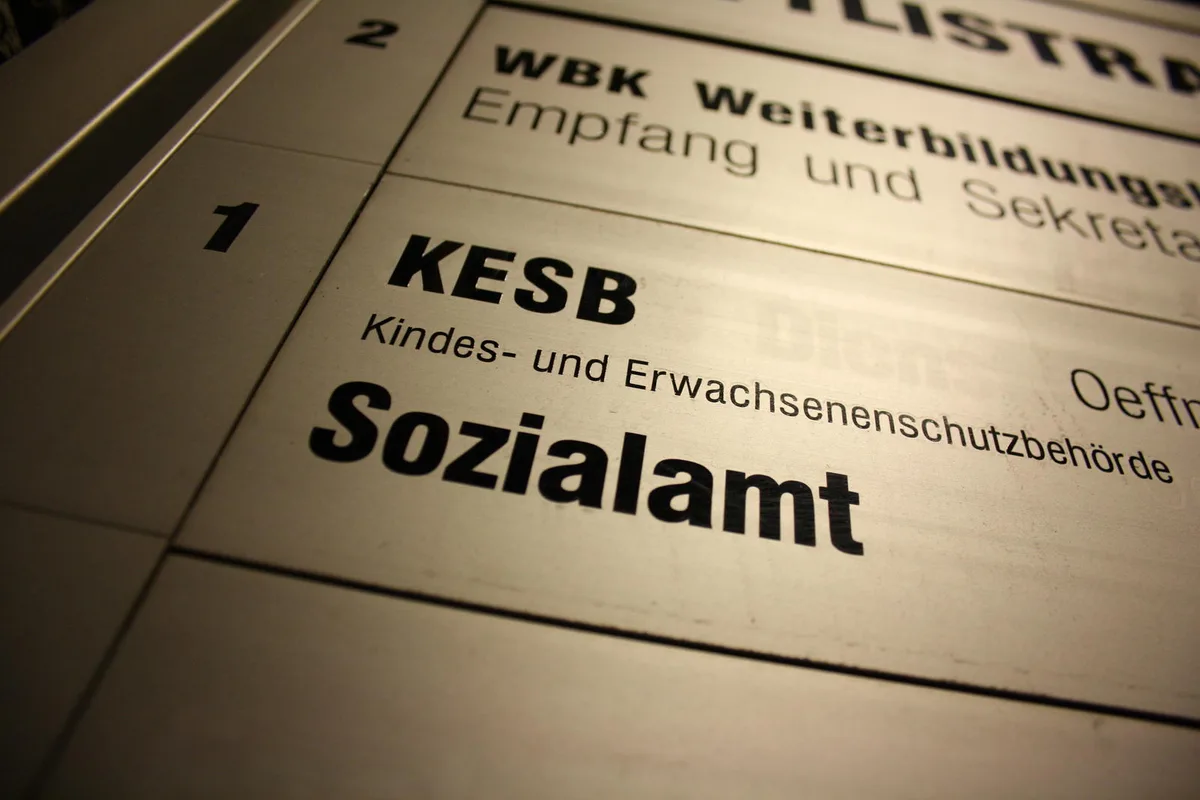 sooooooooooooooooz Die externen Prüfer sprechen die Mitarbeiter des Sozialamts von jeglicher Kritik frei.