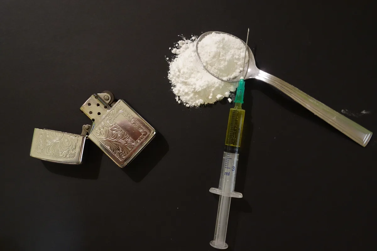 Die harten Drogen beschäftigen die Behörden in Uster weiterhin. Gelegentlich werden Spritzen am Bahnhof gefunden. , Die Stadtpolizei kennt die Hotspots der Drogenkonsumenten..., ... zum Beispiel den Bahnhof Uster., Das Zeughausareal gehört für Fridolin Heer, Leiter der Suchtpräventionsstelle Zürcher Oberland, zu einem Hotspots des Konsums., Fridolin Heer sorgt sich auf um die ältere Generation der Drogenkonsumenten., Sozialvorsteherin Petra Bättig sagt, dass die Lebensumstände der älteren Generationen stabil gehalten werden müsse.