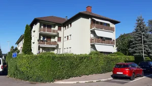 20190716_184206 Die Mieter dieses Hauses an der Arnold-Isler-Strasse müssen ihre Wohnungen bis im März räumen., Entlang der Oskar-Bider-Strasse haben die Vorbereitungen für den Umbau des Quartiers bereits begonnen., Wird die Glattalbahn dereinst verlängert, wird sie hier entlang der Wangenstrasse durchführen., Viele Häuser im Quartier sind nicht mehr im besten Zustand..., ...dafür sind die Mieten niedrig. , Okay, diese Fassade hier braucht erst einmal keine Auffrischung mehr., Hier an der Kunklerstrasse war früher die Post. Die brachte Leben ins Quartier, aber auch viel Verkehr., Auch das ist das Flugfeld-Quartier: Idylle mit Einfamilienhäusern., Diese Anwohner sind schon draussen., Hier wird das Bauvolumen pro Quadratmeter massiv erhöht., Die neue Bau- und Zonenordnung erlaubt höheres Bauen., Überall ragen die Bauvisiere in den Himmel., Integrationsmaschine Flugfeld-Schulhaus: 70 Prozent der Kinder hier sind fremdsprachig., Nette Nachbarschaft: Der Militärflugplatz grenzt unmittelbar an das Flugfeld-Quartier., Ob Privatjets, Innovationspark, oder beides: Egal wie die Zukunft aussieht - sie bringt Geld.