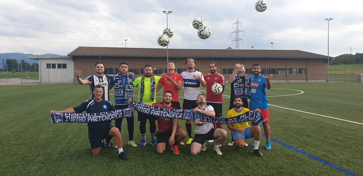 napoli Die Fussballer des Napoli Club Zurigo Partenopea sind – ungeachtet des Klubnamens – Fans der verschiedensten Klubs.