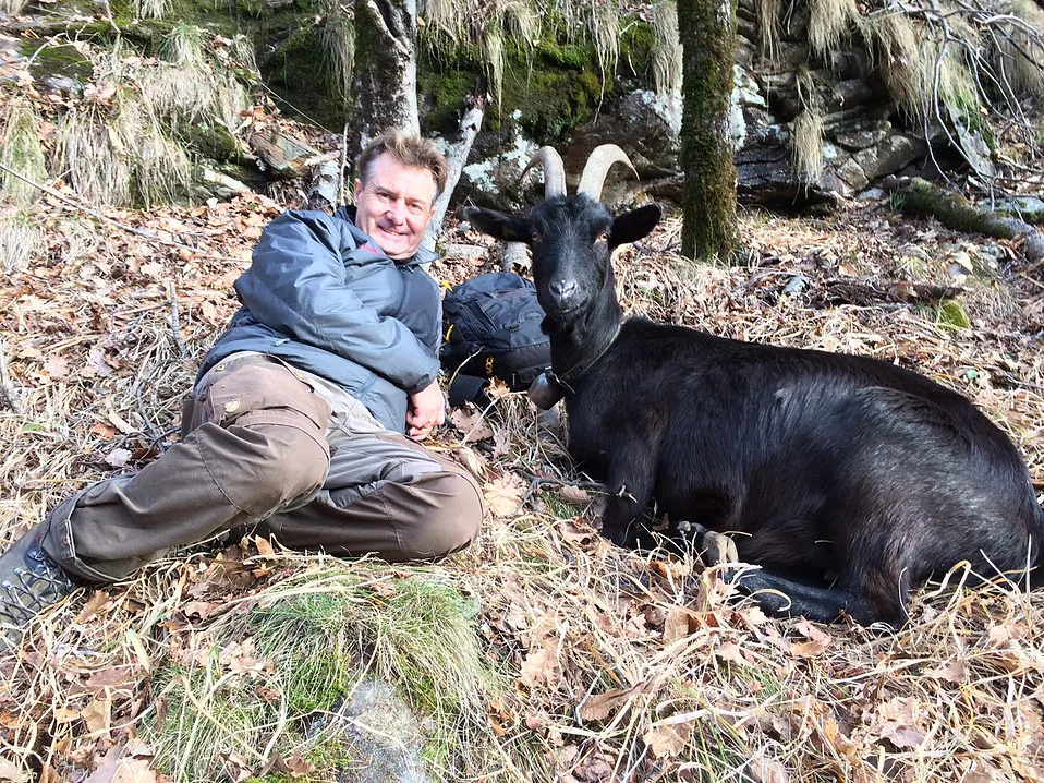 tobi Tobias Bührer mit Leitgeiss «Paola». , In Odro dreht sich vieles um die Ziegen, deren Milch und Fleisch einen grossen Teil der Speisekarte ausmachen. , Auch junge Zicklein sind in Odro zu Hause..., ... genauso wie Hahn Caruso und seine Damen., Sogar beim Duschen hat man einen wundervollen Blick ins Tal. , Bührers Agrotourismusbetrieb bietet insgesamt 23 Schlafplätze., Neben einem Massenlager gibt es in Odro auch zwei «Rustici», die man mieten kann.