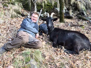 tobi Tobias Bührer mit Leitgeiss «Paola». , In Odro dreht sich vieles um die Ziegen, deren Milch und Fleisch einen grossen Teil der Speisekarte ausmachen. , Auch junge Zicklein sind in Odro zu Hause..., ... genauso wie Hahn Caruso und seine Damen., Sogar beim Duschen hat man einen wundervollen Blick ins Tal. , Bührers Agrotourismusbetrieb bietet insgesamt 23 Schlafplätze., Neben einem Massenlager gibt es in Odro auch zwei «Rustici», die man mieten kann.