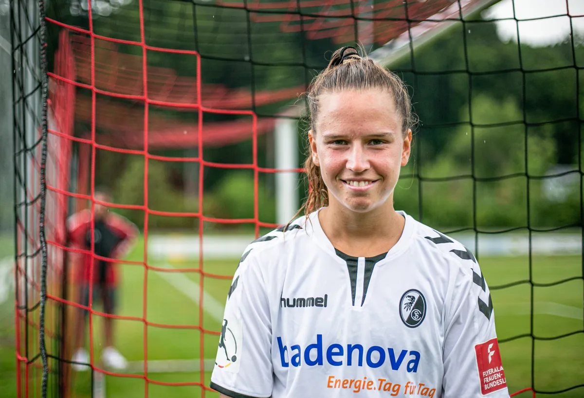 2018-07-27_naomi_freiburg-22 Die 21-jährige Naomi Mégroz wird am Donnerstag die 1.-August-Rede in Greifensee halten., Für die Fussballnationalspielerin ist der Auftritt ein Heimspiel., Die Greifenseerin trainiert zurzeit beim Bundesligisten SC Freiburg, bei dem sie seit kurzem einen Vertrag abgeschlossen hat.