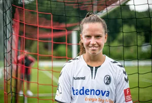 2018-07-27_naomi_freiburg-22 Die 21-jährige Naomi Mégroz wird am Donnerstag die 1.-August-Rede in Greifensee halten., Für die Fussballnationalspielerin ist der Auftritt ein Heimspiel., Die Greifenseerin trainiert zurzeit beim Bundesligisten SC Freiburg, bei dem sie seit kurzem einen Vertrag abgeschlossen hat.