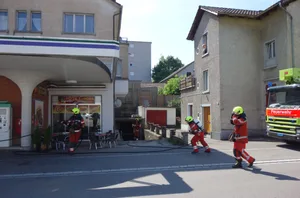 auto_1 Bei diesem Auto wurde die Scheibe eingeschlagen., Bei diesem ein die Wand eingetreten., Auch der Künstler Yvan Pestalozzi wurde einst Opfer von Maurmer Vandalen.