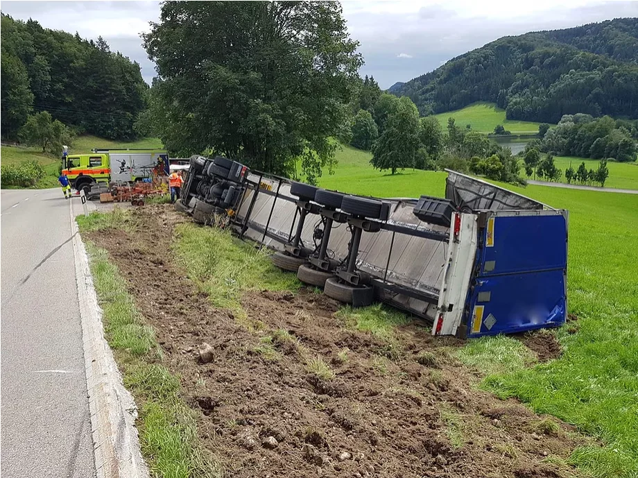 sattelschlepper Ein Lastwagen verunglückte auf der Rüetschbergstrasse in Turbenthal, Er ist von der Fahrbahn abgekommen und umgekippt., Die Feuerwehr TWW war mit der Verkehrsgruppe im Einsatz., Der Chauffeur blieb unverletzt., Ein Lastwagen verunglückte auf der Rüetschbergstrasse in Turbenthal, Ein Lastwagen verunglückte auf der Rüetschbergstrasse in Turbenthal, Ein Lastwagen verunglückte auf der Rüetschbergstrasse in Turbenthal
