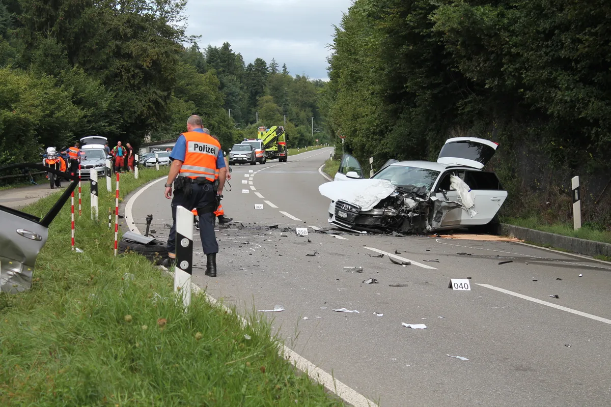 img_1077 Am Montagmorgen hat es auf der Aathalstrasse bei Uster geknallt., Dabei prallten ein grauer Toyota und ein weisser Audi frontal ineinander., Im grauen Geländewagen befand sich ein 68-jähriges Ehepaar., Am Steuer des Audis sass eine 20-jährige Frau., Ein Vorderrad des Audis wurde komplett aus der Verankerung gerissen., Der Toyota kam erst auf dem Veloweg zum Stehen., Alle drei vom Unfall betroffenen Personen wurden mit unbekannten Verletzungen ins Spital gebracht.
