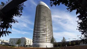 jabee_tower Inzwischen sind die ersten Mieter in den Jabee-Tower eingezogen. In der Nachbarschaft wird bald schon noch höher gebaut. , Die Visiere für das neue Sportzentrum sind ausgesteckt, jetzt werden noch finanzielle Fragen geklärt., Die Sportanlagen Im Chreis: Wenn die Curler hier ankommen, haben sie zittrige Hände. , Seit Frühling sind die Parkplätze beim Fussballplatz Zelgli gebührenpflichtig. , Für den Bus viel zu eng: Die heutige Situation beim Bahnhof Dübendorf., Ein erstes Projekt für die Erweiterung des Birchlen-Schulhauses hat der Gemeinderat abgelehnt., Die Bahnhofstrasse: Hier soll schon bald Tempo 30 gelten., «Alles richtig gemacht»: Sozialvorsteherin Jacqueline Hofer verteidigte die Mitarbeitenden des Sozialamts.