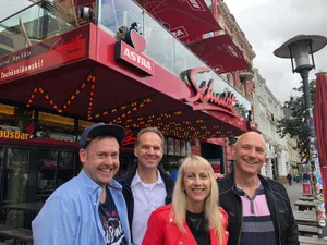dux_3 Walti und Marisa Dux mit den neuen Partnern Marco Sacher und Steffen Waeger (v.R.n.L.) vor dem Schmidt Theater in Hamburg., Ab Oktober sitzen wieder deutsche Komiker auf dem Comedy Sofa., Neuerdings tritt das Komiker-Duo im Theatersaal des Restaurants Rössli in Illnau statt.