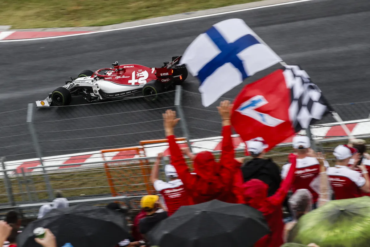 Der Hinwiler Rennstall will sich in der zweiten Saisonhälfte steigern., «Die Richtung stimmt», sagt Teamchef Frédéric Vasseur., Kimi Räikkönen holte 31 der bisher 32 WM-Punkte für das Team., Antonio Giovinazzi macht Fortschritte - nun muss er das in WM-Punkte ummünzen., Am Wochenende nehmen die Piloten (im Bild Räikkönen) in Belgien in ihren Boliden Platz.