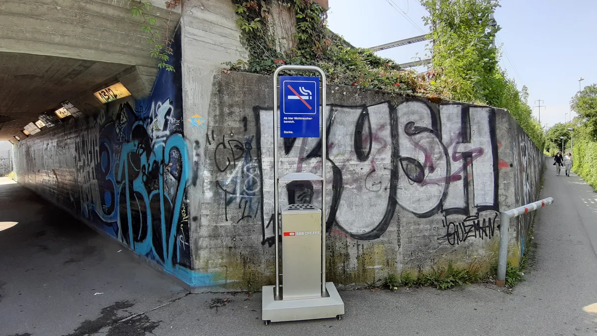 20190829_142106 Ab hier ist das Rauchen verboten, also überall. , Hier gehts zum Dübendorfer Stadtzentrum: Auch da sind Glimmstengel nicht mehr erlaubt., Hier grenzt das Rauchverbot der SBB an die «suchtmittelfreie Zone» der Schule (rechts).