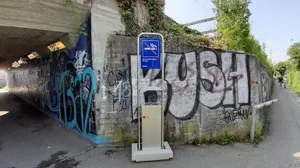 20190829_142106 Ab hier ist das Rauchen verboten, also überall. , Hier gehts zum Dübendorfer Stadtzentrum: Auch da sind Glimmstengel nicht mehr erlaubt., Hier grenzt das Rauchverbot der SBB an die «suchtmittelfreie Zone» der Schule (rechts).