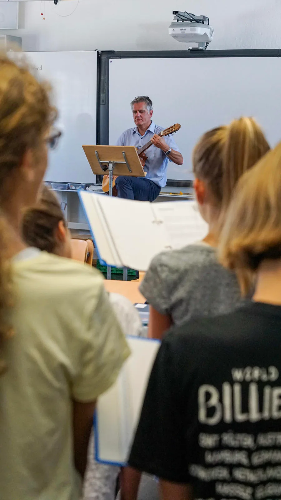 fehraltorflied_1 Martin Apitzsch begleitet die Schulklassen mit der Gitarre.