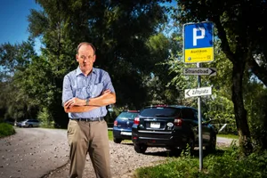 auslikon_30082019_petitionstrandbadstrasse_sbo_6_autonummer_bearbeitet Bernhard Huber setzt sich für eine Verkehrsberuhigung und die Bewirtschaftung der Ausliker Parkplätze ein. , Mit der Einführung von Parkgebühren erhofft er sich, Anreize zu schaffen, mit dem Velo oder zu Fuss anzureisen. , Die Strandbadstrasse zwischen Auslikon und der Badi entspreche zudem nicht den Normen. , Dies führe zu gefährlichen Situationen zwischen den Verkehrsteilnehmern. , Darum fordert er eine Temporeduktion auf 30 Stundenkilometer im betroffenen Abschnitt.