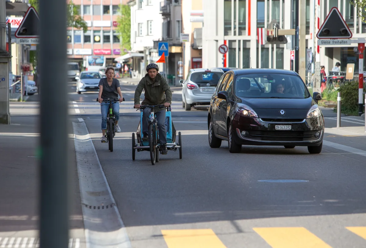uster_25042018_brunnenstrasse_nag-5 Nicht nur wie hier im Zentrum, auch rund ums Buchholzareal soll die Sicherheit für Velofahrer und Fussgänger verbessert werden.