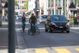 uster_25042018_brunnenstrasse_nag-5 Nicht nur wie hier im Zentrum, auch rund ums Buchholzareal soll die Sicherheit für Velofahrer und Fussgänger verbessert werden.