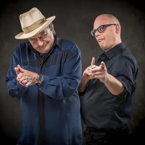 5_stiller_has Und das sind die Künstlerinnen und Künstler, die am Festival zu sehen sind: Stiller Has als Duo., Die Exfreundinnen., Simon Enzler., Muk., Michel Gammenthaler., Das hier ist Marco Wieser. Der tritt nicht auf, sondern hat mit Züriost über das Festival gesprochen., Und weiter im Programm: Siebe Sieche., Michael Schacht (links) und Heinz Margot bringen Privatdetektiv Philip Maloney in die Obere Mühle., Bänz Friedli., Frölein Da Capo., Michael von der Heide ., Anna Rossinelli., Nina Dimitri & Silvana Gargiulo., Peter Pfändler., Schänner Blech-Füfermusik., Gaby Moreno., Fabian Unteregger., Michael Hatzius mit seiner grossmäuligen Echse.