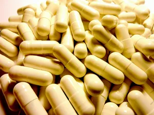 30_pills-530373_pixabay Die als Droge missbrauchte Substanz Amphetamin, ein weisses bis gelbliches Pulver, gibt es unte anderem in Kapselform