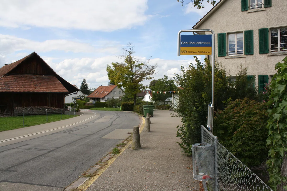 bus_auslikon Meist ist es ruhig an der Busstation Schulhausstrasse in Auslikon. , Denn die Linie 859 fährt nur noch zu Stosszeiten. , Daran wird sich auch in Zukunft nichts ändern.