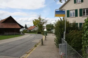 bus_auslikon Meist ist es ruhig an der Busstation Schulhausstrasse in Auslikon. , Denn die Linie 859 fährt nur noch zu Stosszeiten. , Daran wird sich auch in Zukunft nichts ändern.