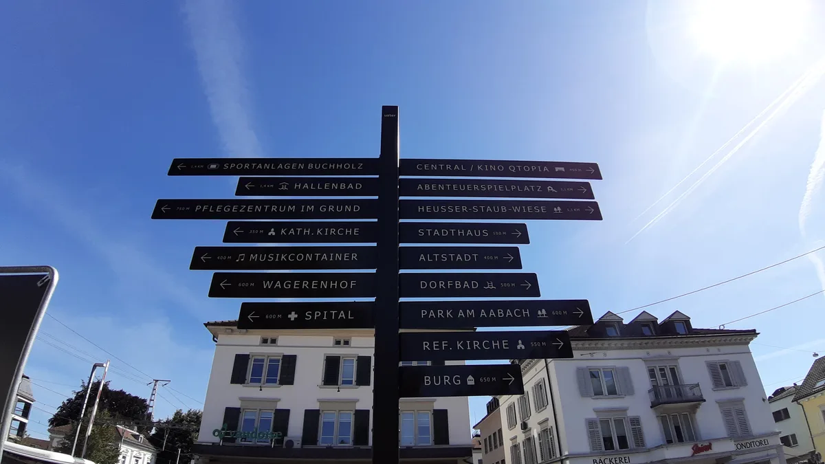 20190913_135858 Lässig, nur 400 Meter bis zur Ustermer Altstadt., Wo gehts hier bitte zur nächsten Fussgängerleitsystemhinweistafel?, Also hier ist die Altstadt sicher nicht., Ah, gefunden: In jeder Altstadt gibt es einen Engelladen, also ist das hier die Altstadt., Retter in der Not: Ein ganz normales Strassenschild. , Nur Dächer und Bäume, aber wo ist der Bahnhof?, Okay, die Burg ist super, aber so richtig geniessen kann unser Autor das historische Gemäuer nicht., Zu trinken gibt es auch nichts., Ein bisschen enttäuschend: die Heusser-Staub-Wiese., Der Wegweiser, der unseren Autor zurück in die Zivilisation führt.
