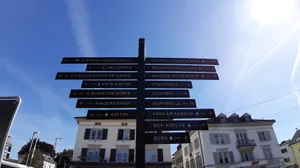 20190913_135858 Lässig, nur 400 Meter bis zur Ustermer Altstadt., Wo gehts hier bitte zur nächsten Fussgängerleitsystemhinweistafel?, Also hier ist die Altstadt sicher nicht., Ah, gefunden: In jeder Altstadt gibt es einen Engelladen, also ist das hier die Altstadt., Retter in der Not: Ein ganz normales Strassenschild. , Nur Dächer und Bäume, aber wo ist der Bahnhof?, Okay, die Burg ist super, aber so richtig geniessen kann unser Autor das historische Gemäuer nicht., Zu trinken gibt es auch nichts., Ein bisschen enttäuschend: die Heusser-Staub-Wiese., Der Wegweiser, der unseren Autor zurück in die Zivilisation führt.