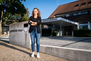 maur_16092019_informationsbeauftragte_sbo_2 Miriam Hetzel vor der Gemeindeverwaltung in Maur. Sie ist seit Juni die Informationsbeauftragte der Gemeinde.