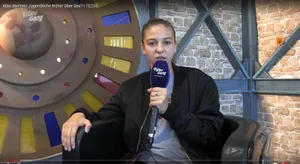 videogang_preview Praktikantin Anna moderiert die neuste Sendung der Video Gang. , Das ist Tim Eberhard, Vizepräsident und Kassier des Trägervereins., Aufnahmen für die Sendung 20 Jahre Video Gang., Erkannt? Das ist Viola Tami, die die Kuppel-Show «Flirts» moderiert., Die Berufswahl-Stage der Video Gang an der Berufsmesse Zürich., Die Berufswahl-Stage, hier mit Sänger Naeman., Jonas improvisiert – und kocht ein bisschen, zum Beispiel Bratwurst mit Kartoffelstock.