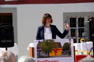 uster_einweihunglandenberghaus_greifensee_23-09-2019_tz_mav_3_1 Am Samstag hat die Greifenseer Gemeindepräsidentin Monika Keller (FDP) das Landenberghaus nach der Sanierung feierlich eröffnet., Mit von der Partie war auch Regierungsrat Ernst Stocker (SVP)., Bereits im Vorfeld der 13-Millionen-Franken-Sanierung hatte das Projekt für Diskussionen gesorgt., Die Kritik am Projekt ebbte auch am feierlichen Eröffnungsakt nicht ab. , Der Neubau sei «ein typischer Mehrzweckbau und damit für Theaterproduktionen ungeeignet», sagte ein Vertreter des Theatervereins