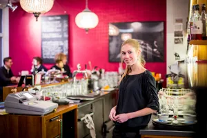 uster_18012017_meretschneider_crm_4 Meret Schneider bei ihrer Arbeit 2017 im Ustermer Café zum Hut.