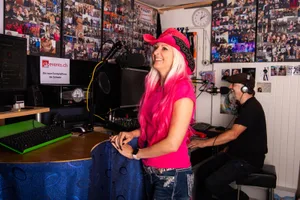 uster_23092019_radio15_sbo_3_preview Im Kellerstudio von Radio 15: Cowgirl Isa und Senderchef Mathias Betschart., Ohne Hut und Perücke geht gar nichts: Cowgirl Isa posiert für die Fotografin., Cowgirl Isa mit Alex in der Sendung «Bauer, ledig, sucht». Am Ende blieb die Zuneigung einseitig., Cowgirl Isa liebt Westernreiten – und ihre Katzen., Musikvideo des Songs «Mallorca mein Idol». Mit dabei: Nakedei Micaela Schäfer, hier ganz züchtig.