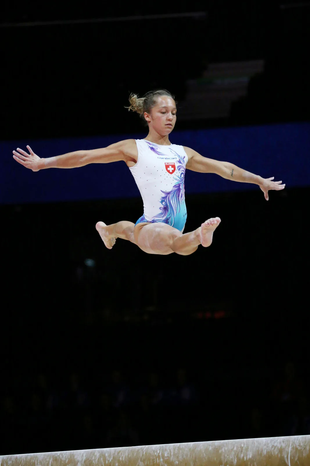 s_851918 Stefanie Siegenthaler bei ihrer Balkenübung an der WM 2018. «Am Balken braucht es mich», sagt die Bertschikerin., Die 21-Jährige hat sich im Schweizer Team zur festen Grösse gemausert., Siegenthaler zeigt wie hier am Eidgenössichen Turnfest solide Darbietungen.